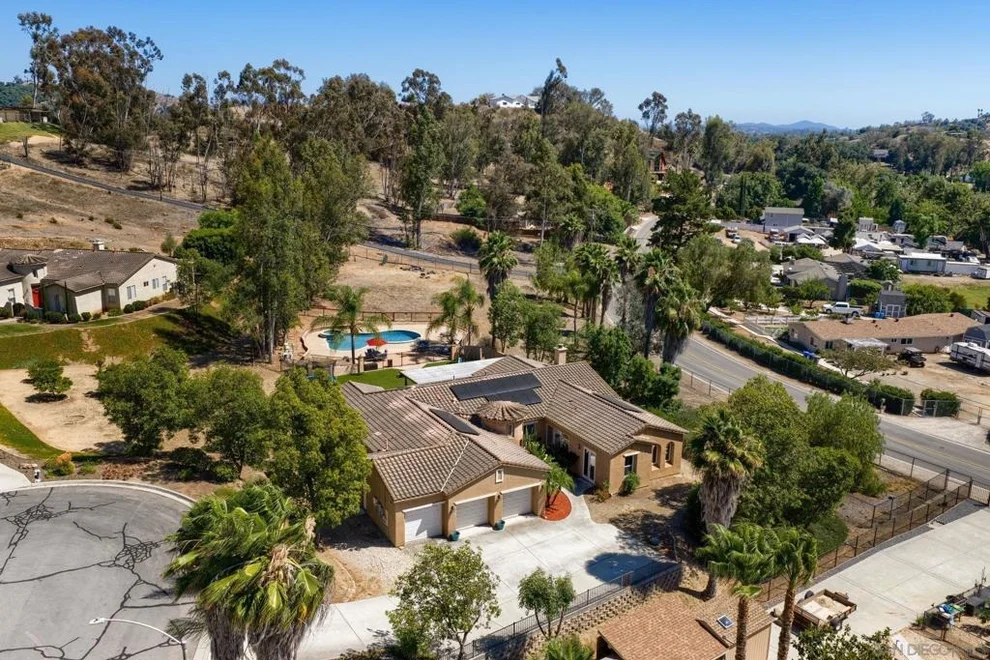 Unit for sale at 26138 Wyndemere Ct, Escondido, CA 92026