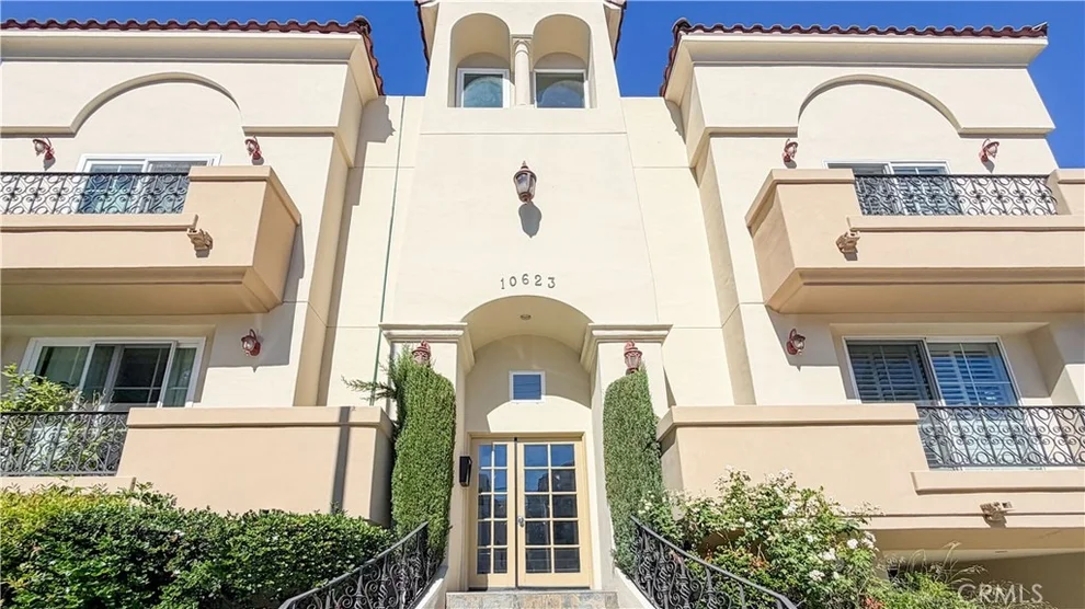 Unit for sale at 10623 Moorpark, North Hollywood, CA 91602
