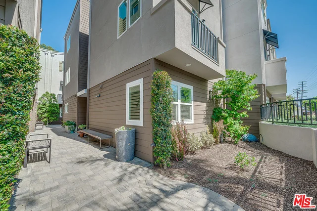 Unit for sale at 5652 HAZELTINE Avenue, Valley Glen, CA 91401
