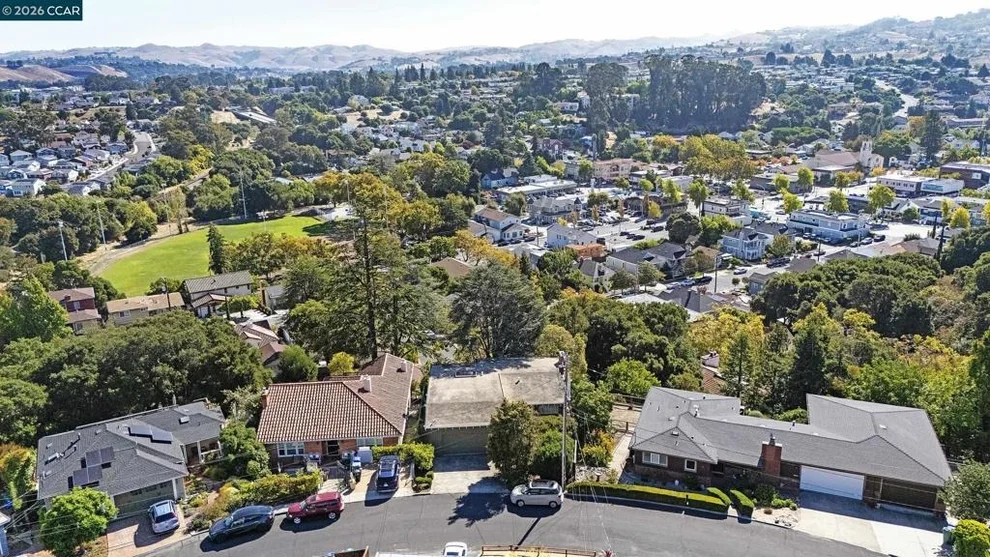 Unit for sale at 557 Summit Dr, Pinole, CA 94564