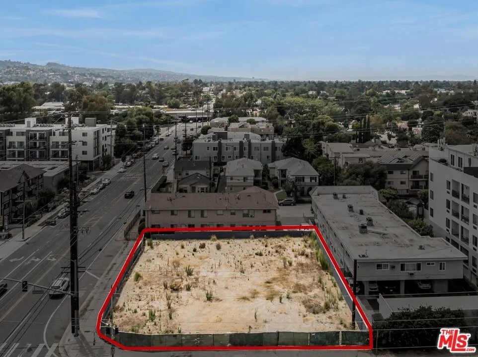 Unit for sale at 11003 Moorpark Street, Los Angeles, CA 91602