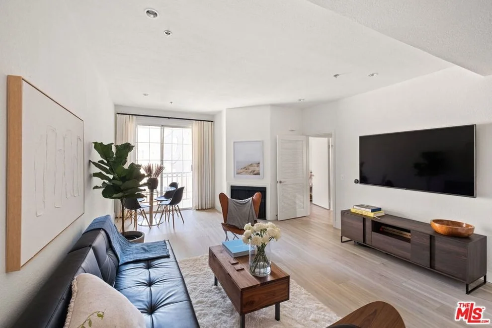 Unit for sale at 585 N Rossmore Avenue, Los Angeles, CA 90004