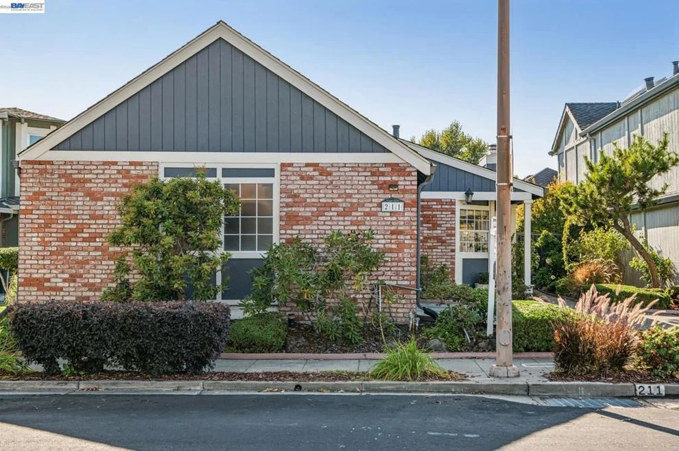 Unit for sale at 211 Inverness Ct, Alameda, CA 94502