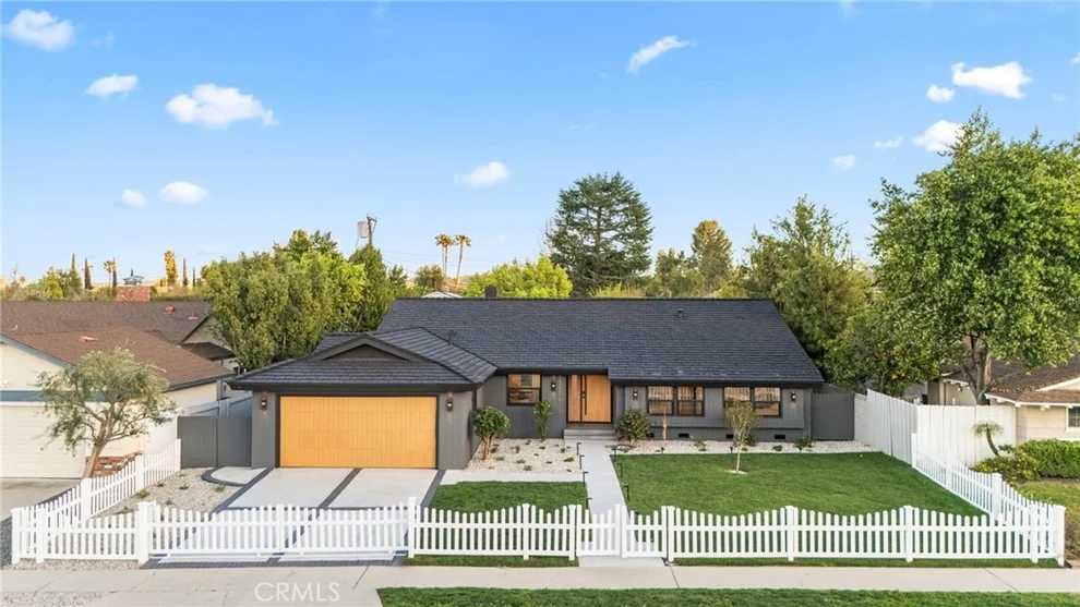 Unit for sale at 23856 Aetna, Woodland Hills, CA 91367