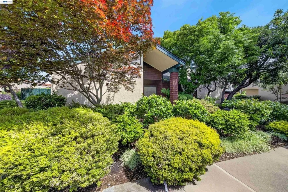 Unit for sale at 202 Baywood Rd, Alameda, CA 94502