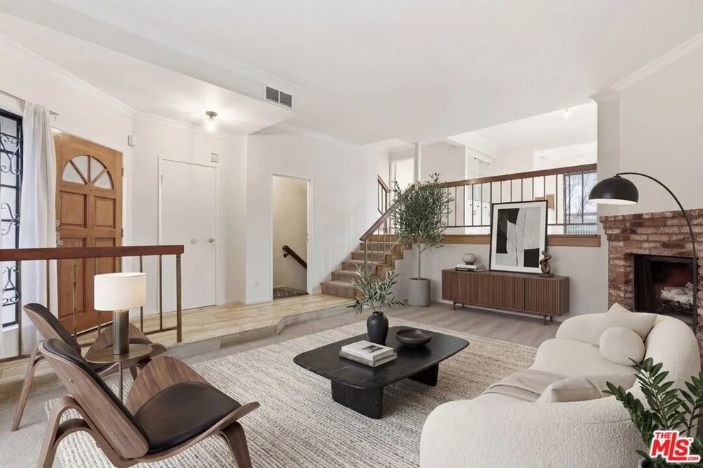 Unit for sale at 7100 Balboa Boulevard, Van Nuys, CA 91406