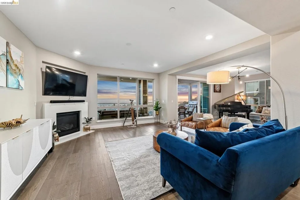 Unit for sale at 6739 Skyview Dr, Oakland, CA 94605