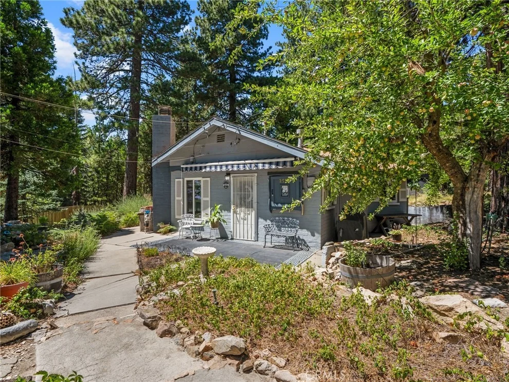 Unit for sale at 2578 Rim Of The World, Running Springs, CA 92382