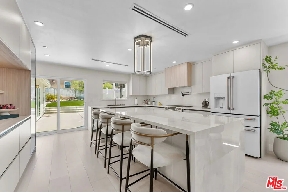 Unit for sale at 10360 Mcclemont Avenue, Tujunga, CA 91042