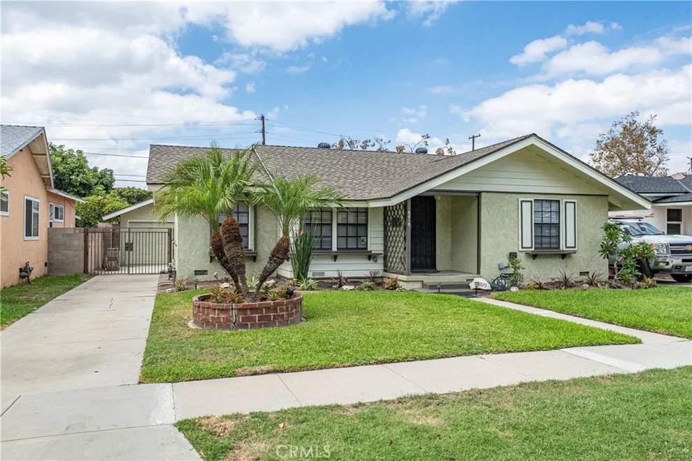 Unit for sale at 6019 Pepperwood, Lakewood, CA 90712
