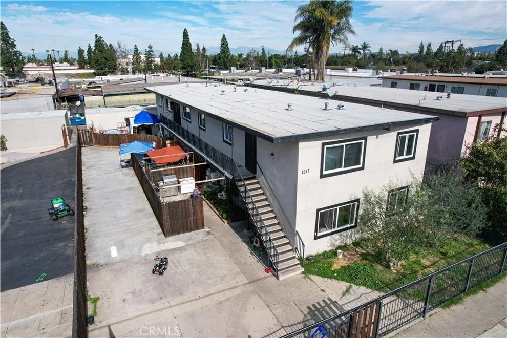 Unit for sale at 1917 W Myrtle, Santa Ana, CA 92703