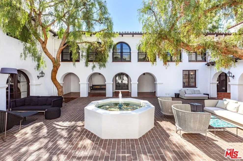 Unit for sale at 820 N Roxbury Drive, Beverly Hills, CA 90210