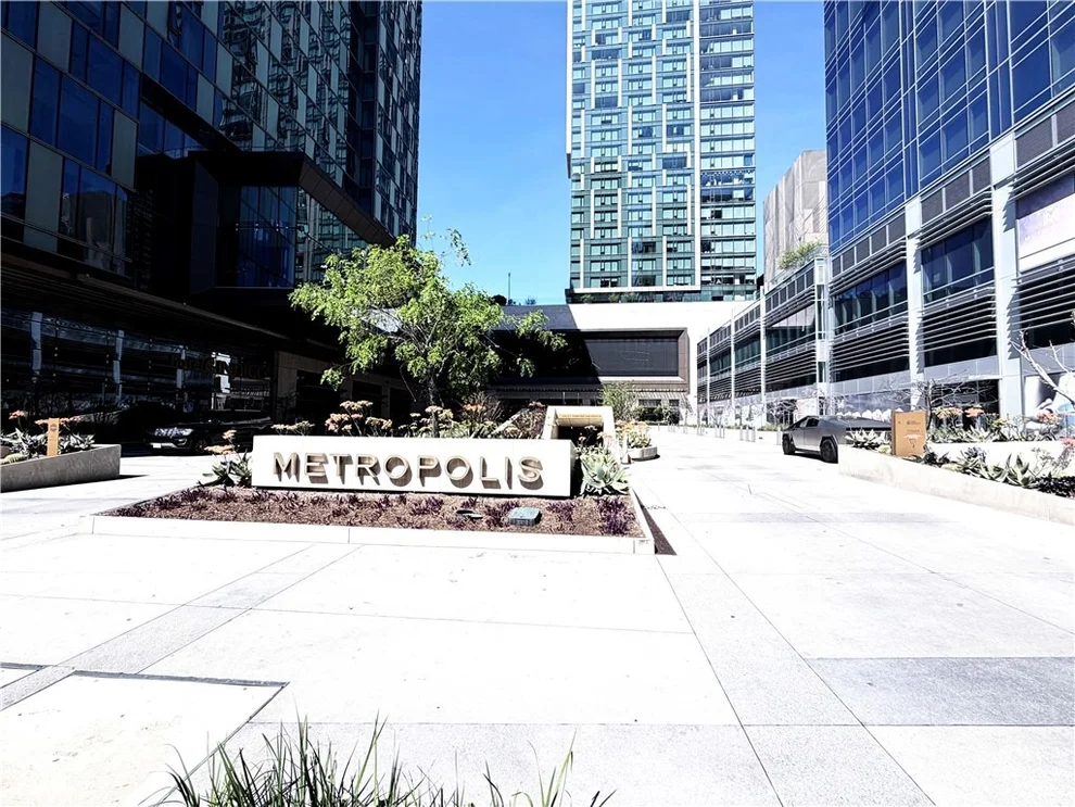 Unit for sale at 889 Francisco, Los Angeles, CA 90017