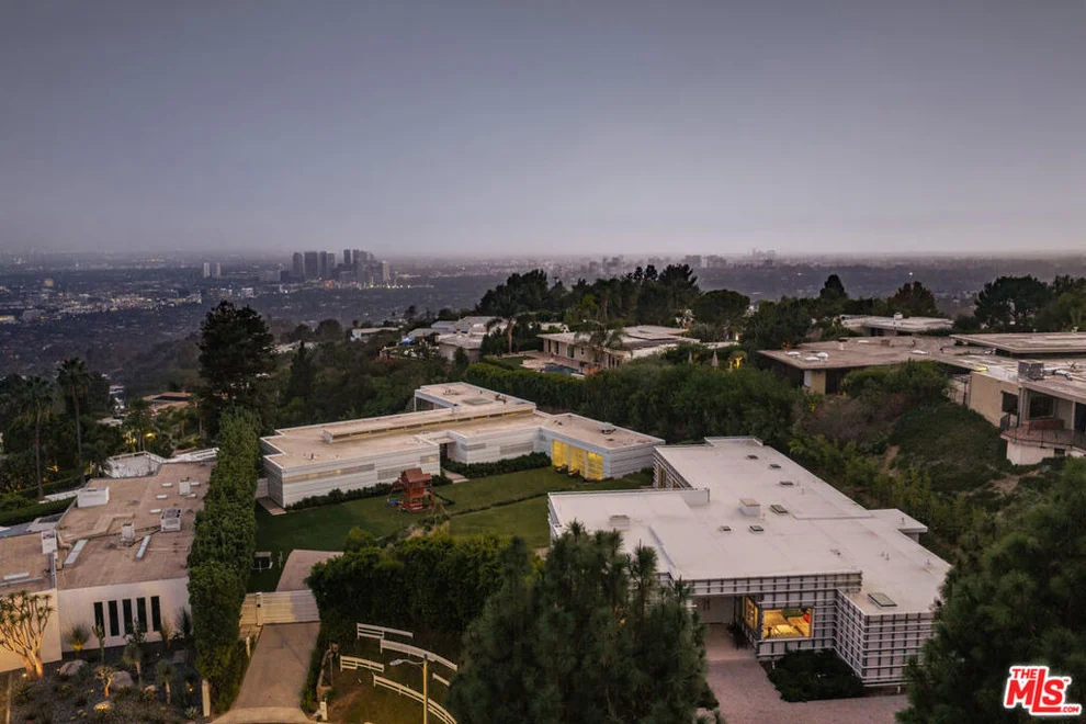 Unit for sale at 555 Vick Place, Beverly Hills, CA 90210