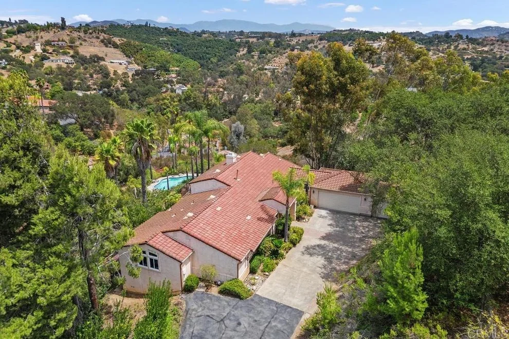 Unit for sale at 2718 Via Del Robles, Fallbrook, CA 92028