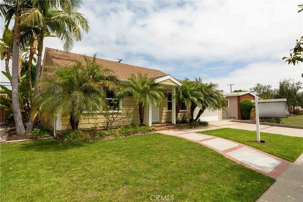 Unit for sale at 2242 San Vicente Avenue, Long Beach, CA 90815