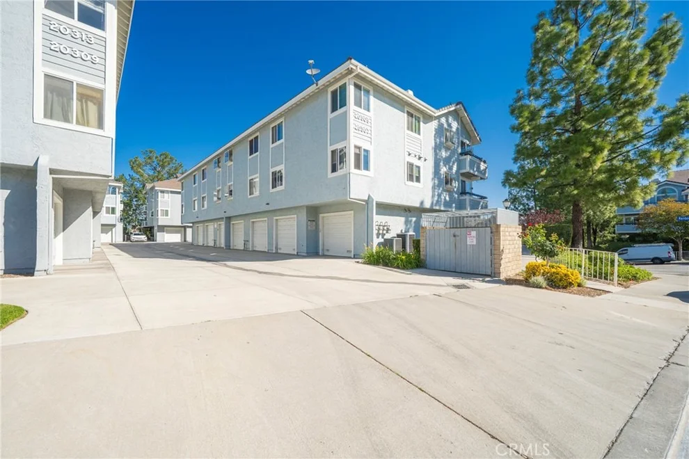 Unit for sale at 20305 Rue Crevier, Canyon Country, CA 91351