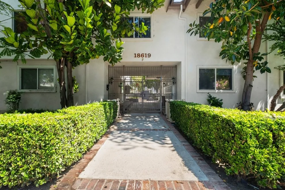 Unit for sale at 18619 Collins, Los Angeles, CA 91356