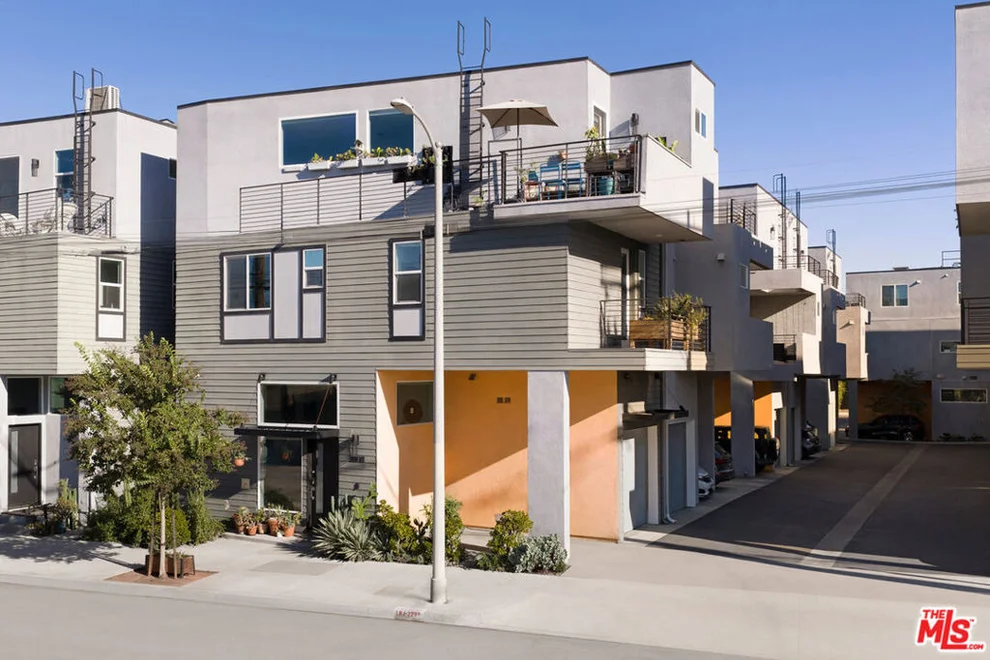 Unit for sale at 3030 1/2 N Coolidge Avenue, Los Angeles, CA 90039