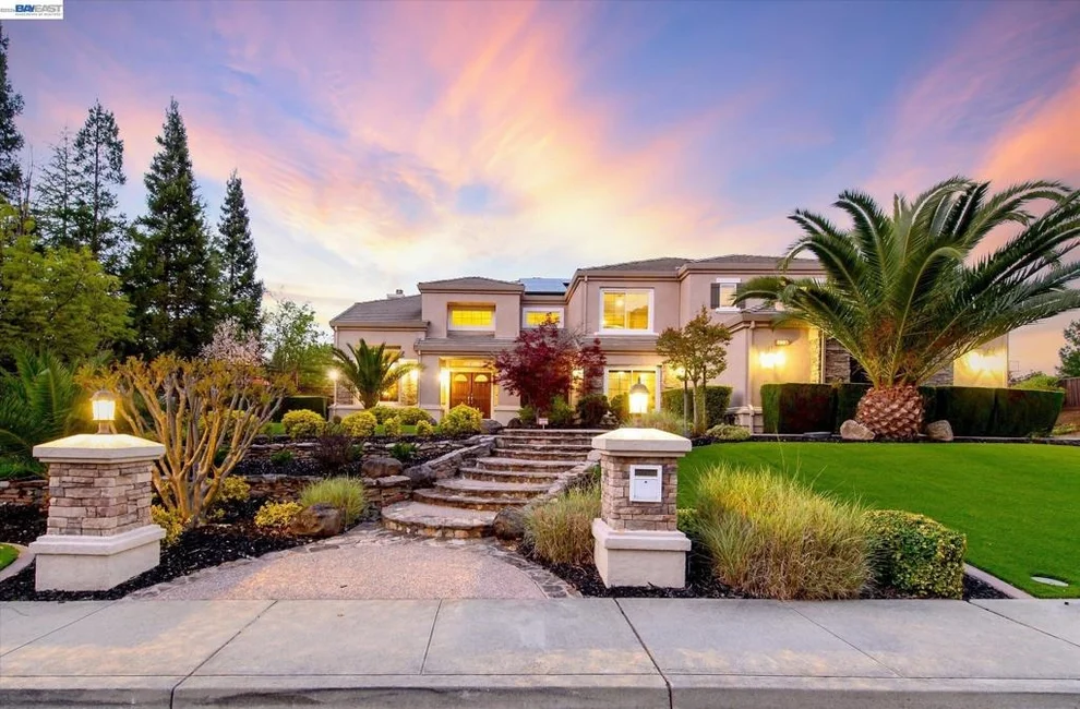 Unit for sale at 8303 Regency Dr, Pleasanton, CA 94588