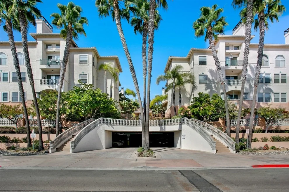 Unit for sale at 640 Camino De La Reina, San Diego, CA 92108