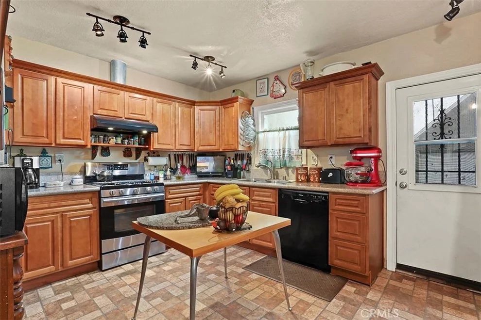 Unit for sale at 519 W 95th Street, Los Angeles, CA 90044