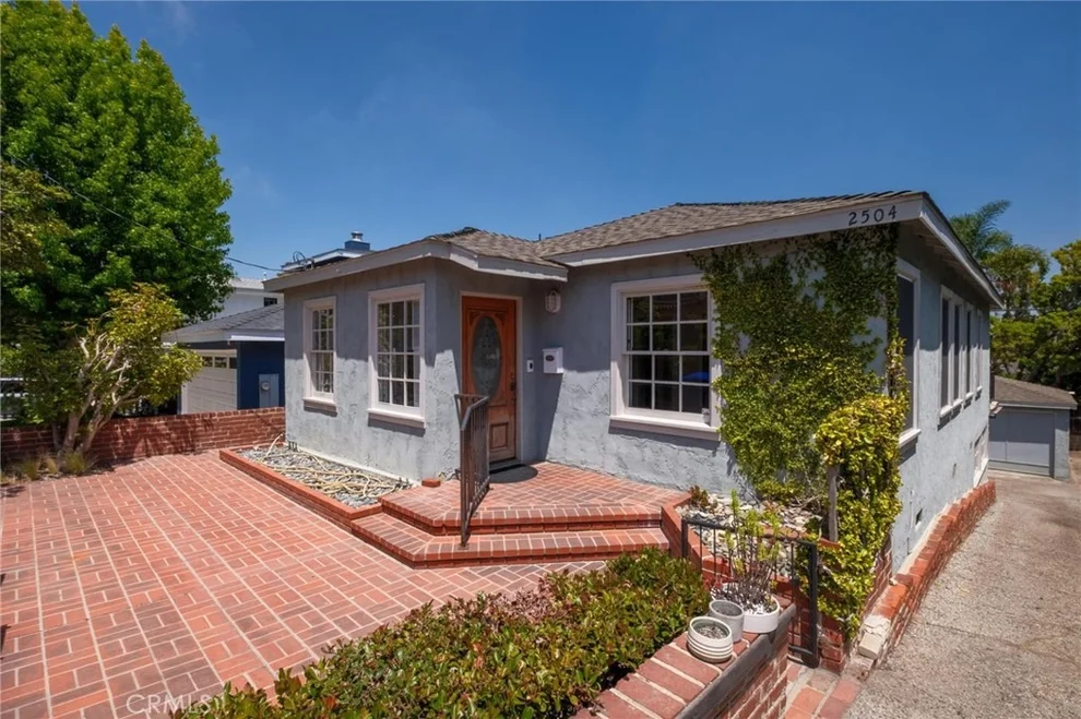 Unit for sale at 2504 Palm Avenue, Manhattan Beach, CA 90266