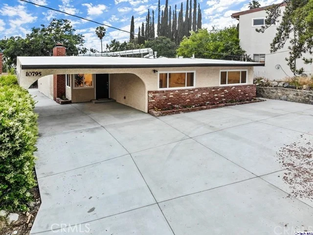 Unit for sale at 10795 Las Lunitas Avenue, Tujunga, CA 91042