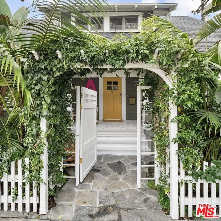 Unit for sale at 2704 3rd Street, Santa Monica, CA 90405