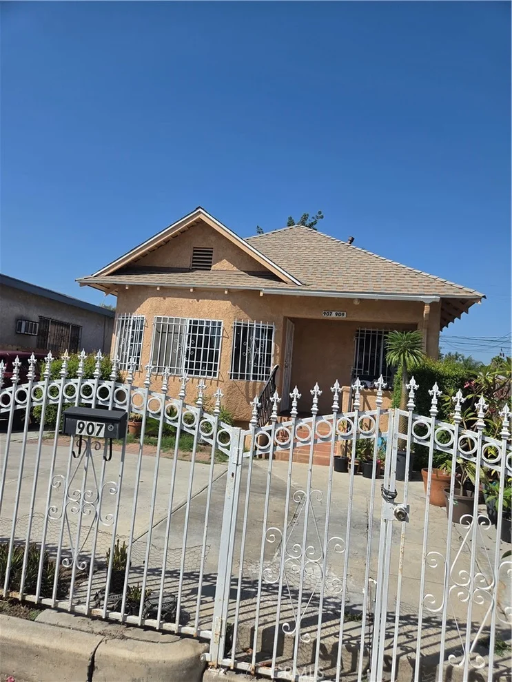 Unit for sale at 907 E 50th, Los Angeles, CA 90011