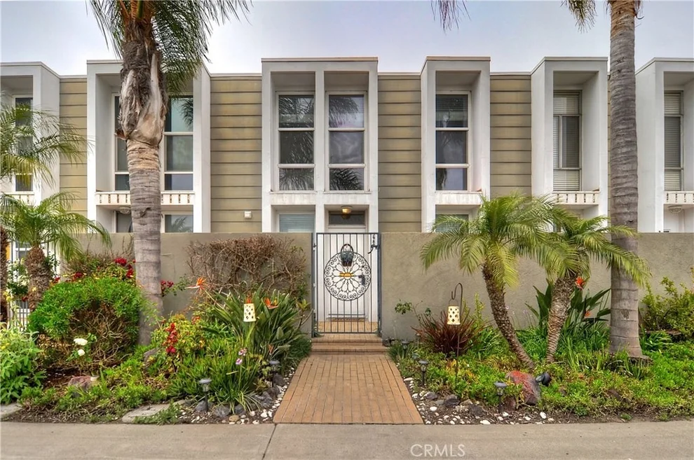 Unit for sale at 3989 Warner Avenue, Huntington Beach, CA 92649