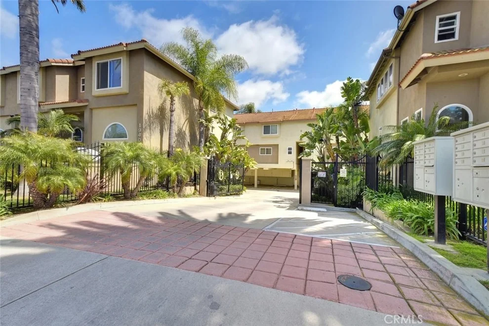 Unit for sale at 1940 Maple Avenue, Costa Mesa, CA 92627