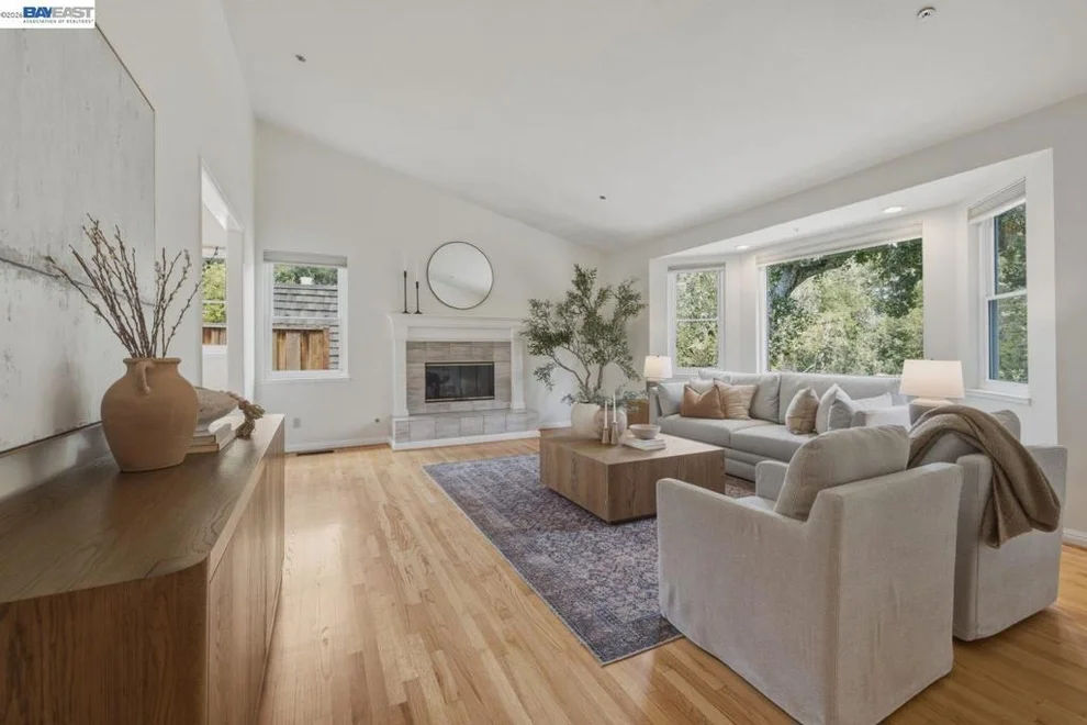 Unit for sale at 26 Oak Rd, Orinda, CA 94563