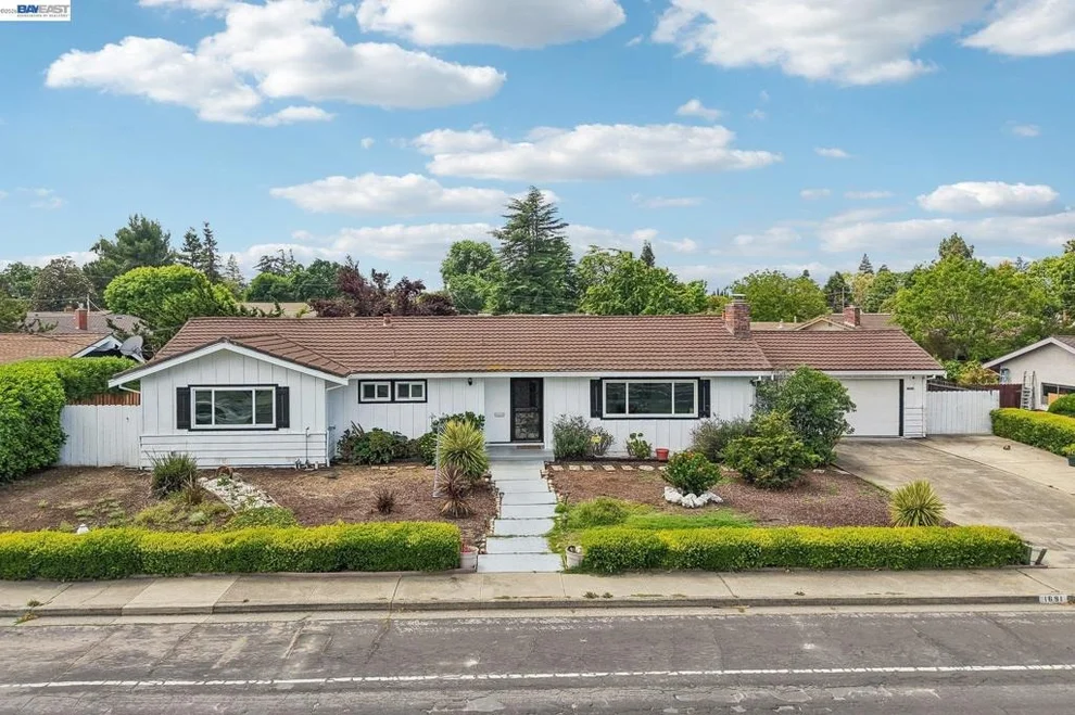 Unit for sale at 1691 Clayton Way, Concord, CA 94519