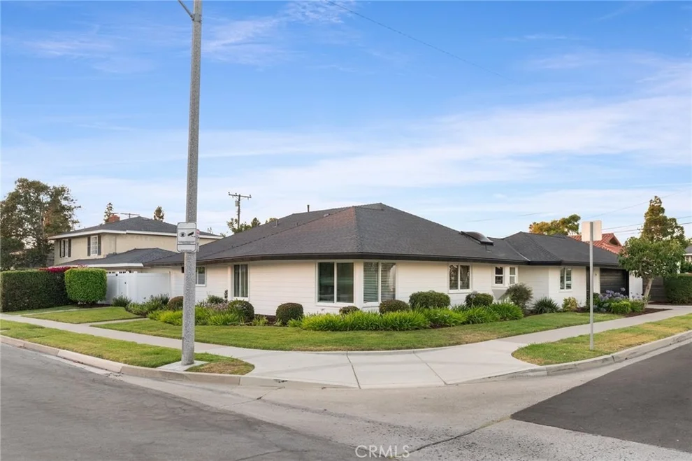 Unit for sale at 2904 Club House Road, Costa Mesa, CA 92626