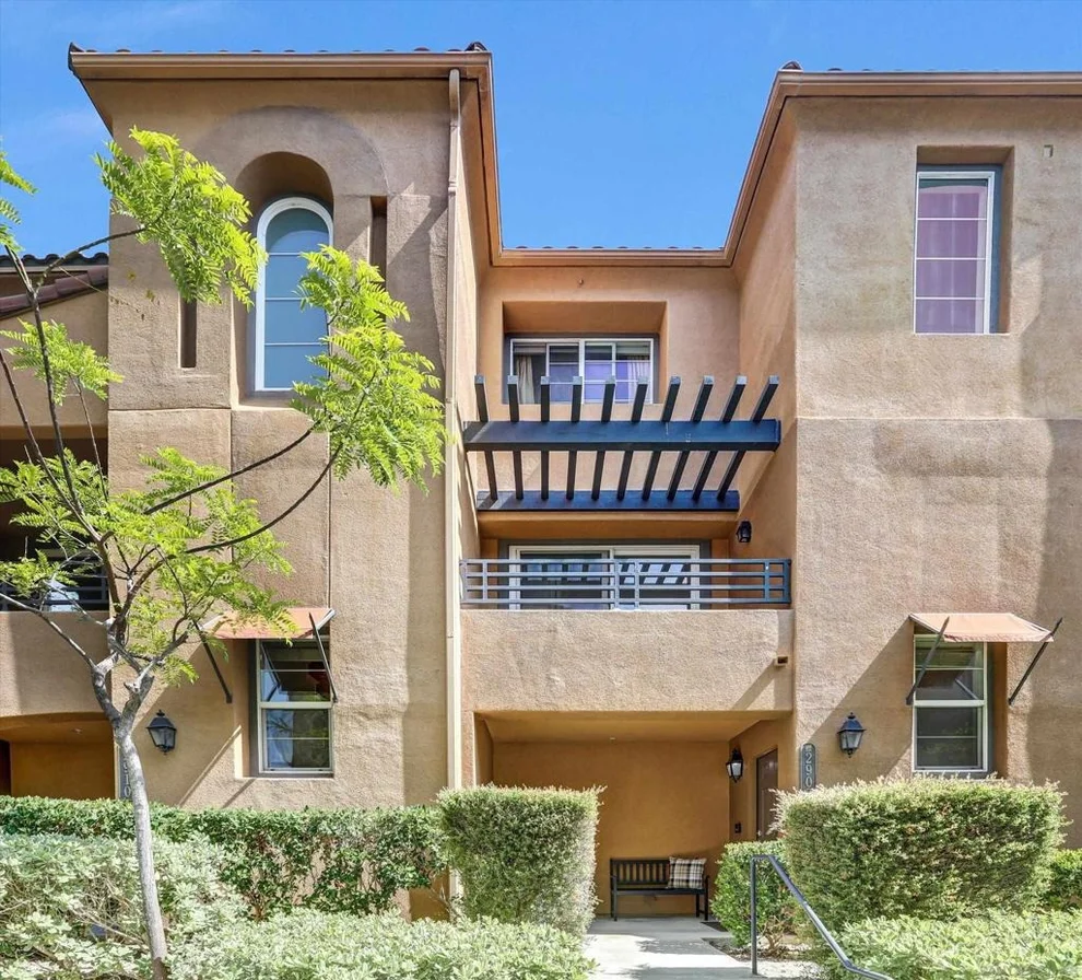 Unit for sale at 2908 Escala Cir, San Diego, CA 92108