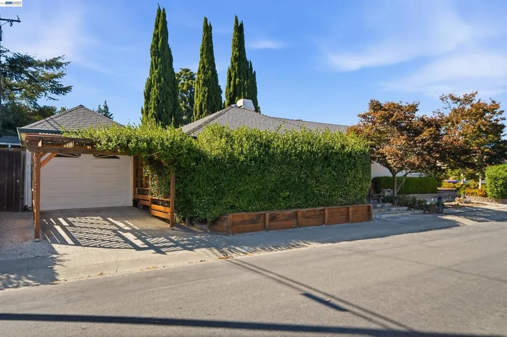 Unit for sale at 10561 Carver Dr, Cupertino, CA 95014