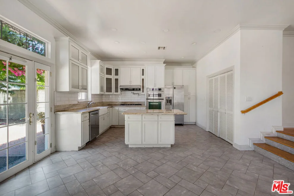 Unit for sale at 6019 S Harcourt Avenue, Los Angeles, CA 90043