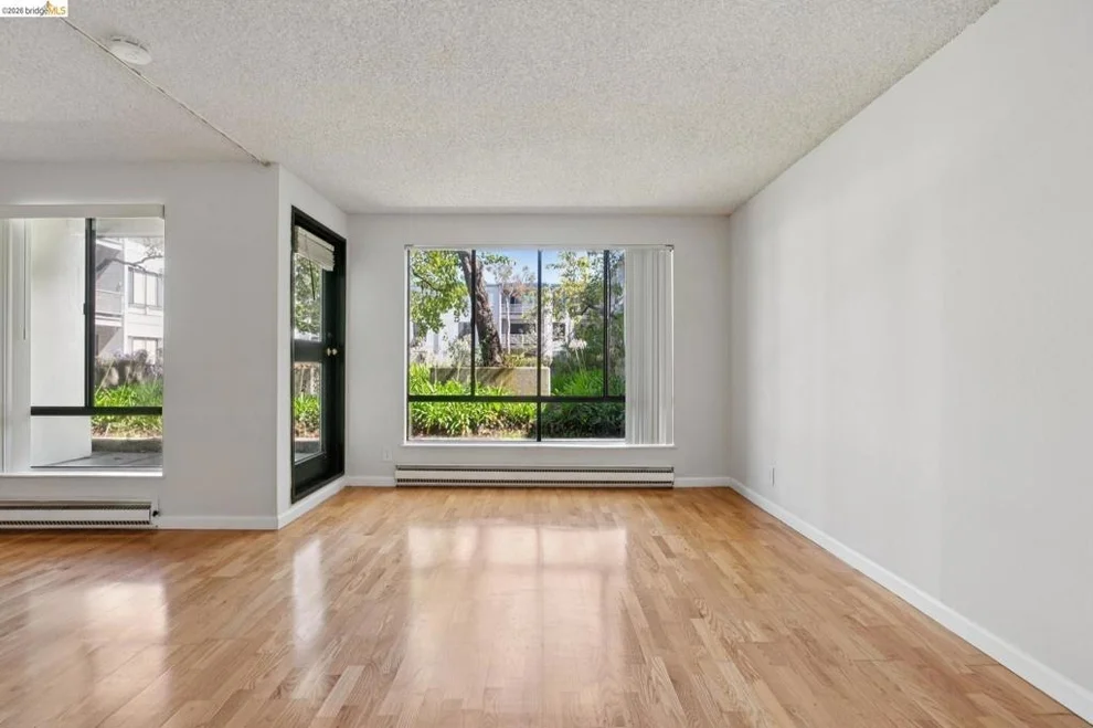 Unit for sale at 9 Commodore Dr, Emeryville, CA 94608