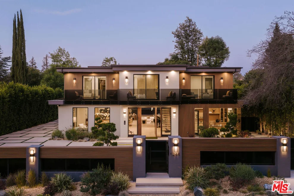 Unit for sale at 5244 Tampa Avenue, Tarzana, CA 91356