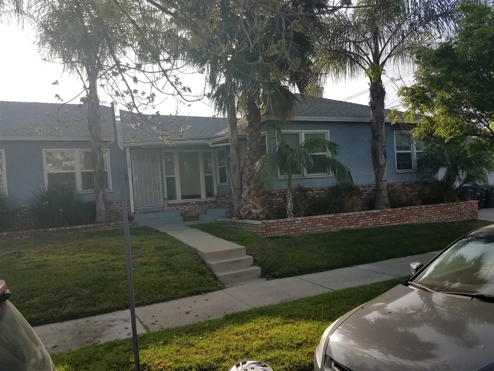 Unit for sale at 1136 Beachwood, Burbank, CA 91506