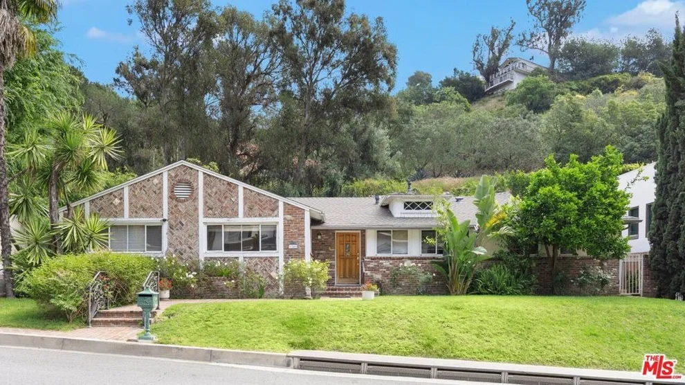 Unit for sale at 1546 San Ysidro Drive, Beverly Hills, CA 90210