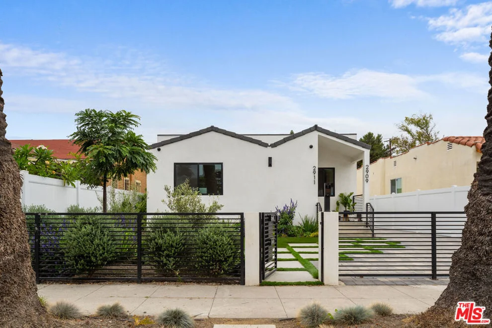 Unit for sale at 2911 S Rimpau Boulevard, Los Angeles, CA 90016