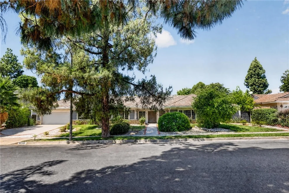 Unit for sale at 10749 Melvin, Northridge, CA 91326