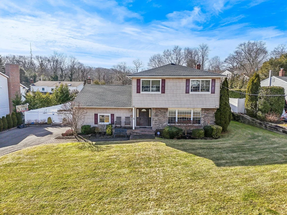 Unit for sale at 5 Pound Ridge Road, Oyster Bay, NY 11803