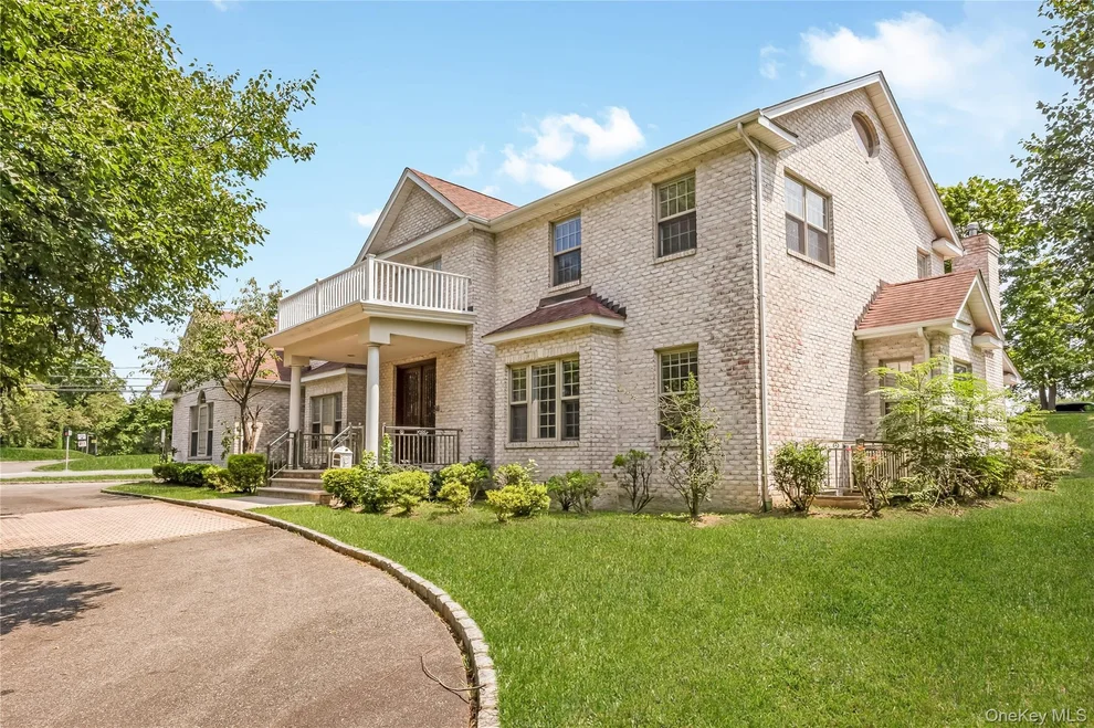 Unit for sale at 52 Snapdragon Lane, North Hempstead, NY 11577