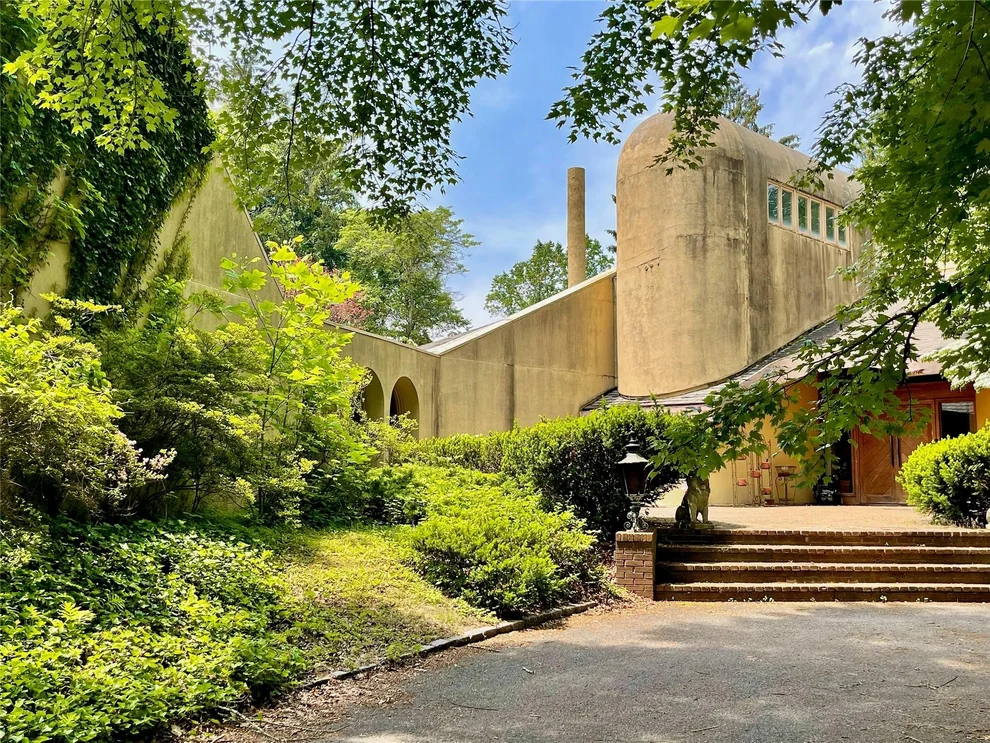 Unit for sale at 6 Hidden Pond, Oyster Bay, NY 11545