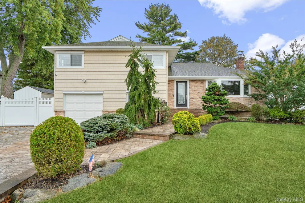 Unit for sale at 240 Wyngate Drive, Oyster Bay, NY 11758