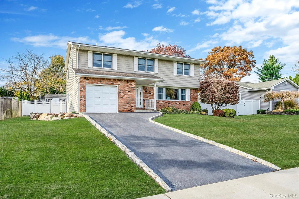 Unit for sale at 106 Fifty Acre Road S, Smithtown, NY 11787