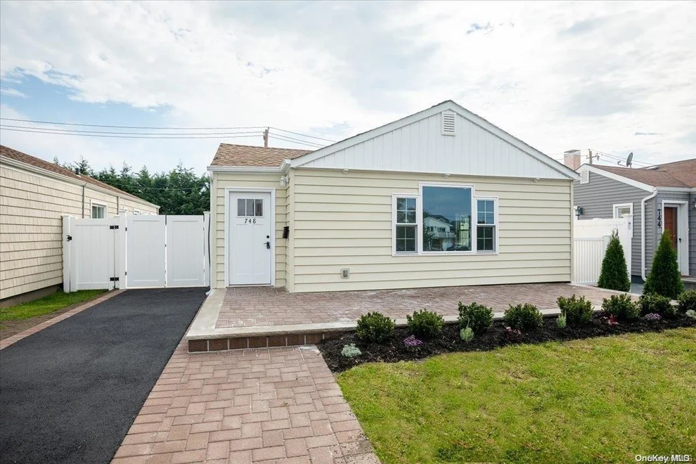 Unit for sale at 748 E Park Avenue, Hempstead, NY 11561